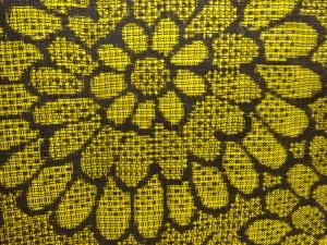 アンティーク　色紙に菊模様織り出し本場泥大島紬着物(割り込み絣)